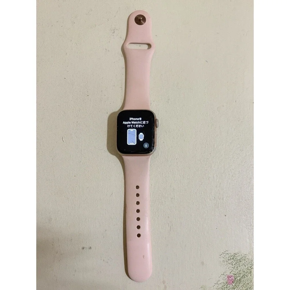 Apple Watch Series 4 40mm 16GB GPS Aluminum Rose Gold Cracked Screen w/ Charger